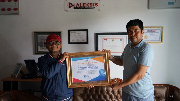 Kepala Kakantah Aceh Singkil, M Reza Terima Penghargaan dari JSI, (Foto: Rezi/Nukilan)