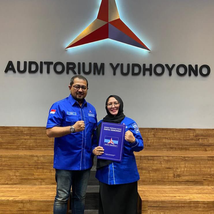Ketua DPC Partai Demokrat Aceh Timur, Mirnawati, SE bersama Sekretaris Jenderal DPP Partai Demokrat, Teuku Riefky Harsya, (Foto: Ist)