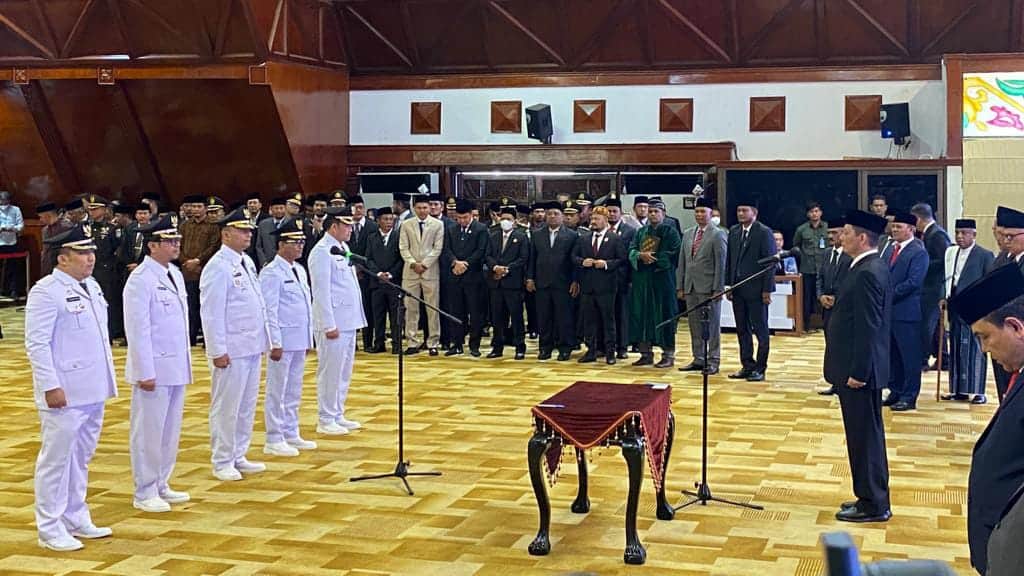 Pj Gubernur Aceh, Achmad Marzuki saat melantik lim Pj Bupati/Walikota di Anjong Mon Mata, Banda Aceh, Kamis (14/7/2022). Foto: Nukilan/Hadiansyah.