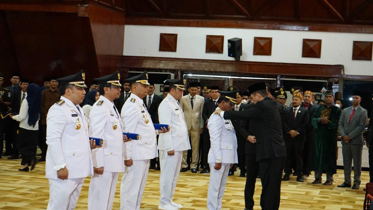 Pj Gubernur Aceh, Achmad Marzuki saat memasangkan pangkat jabatan kepada Pj Bupati Aceh Timur, Ir. Mahyuddin, M.Si, (Foto: Nukilan/Reji)