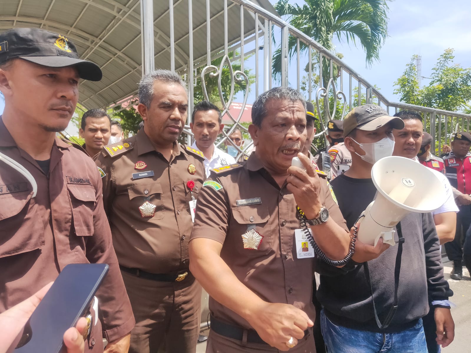 Kasi Penkum Kejati Aceh, Ali Rasab Lubis saat menemui peserta aksi di Depan Kantor Kejati Aceh, Selasa (19/7/2022). Foto: Nukilan/Reji.