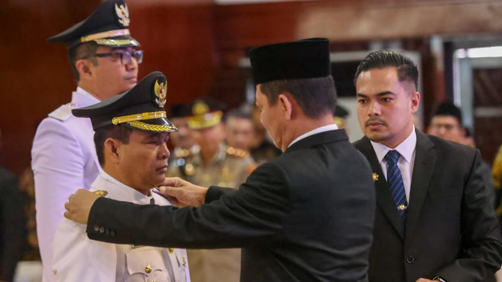 Pj Gubernur Aceh, Achmad Marzuki saat melantik Pj Bupati Aceh Singkil dan Pj Bupati Simeulue di Anjong Mon Mata, Banda Aceh, Kamis (21/7/2022).