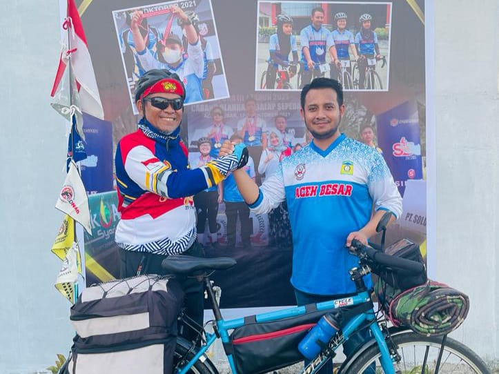 Ketua Pengcab ISSI Aceh, Zarwatun Niam saat melakukan sesi foto bersama dengan Peserta Tour de Sumatera-Jawa, Letkol Halid. (Foto: Ist)