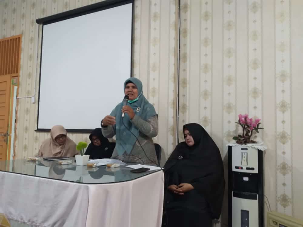 Wali Kelas XII IPA Cut Erna, SPd (kiri), Waka Bidang Kurikulum Khairumi, SPd (dua dari kiri), Kepala SMAN 14 Iskandar Muda Amaliawati, SPd MPd (tiga dari kiri) dan Wali Kelas XII IPS Yuni Irawati, SPd (kanan), menghadiri pertemuan dengan wali murid kelas XII, Jum'at (29/7/2022).