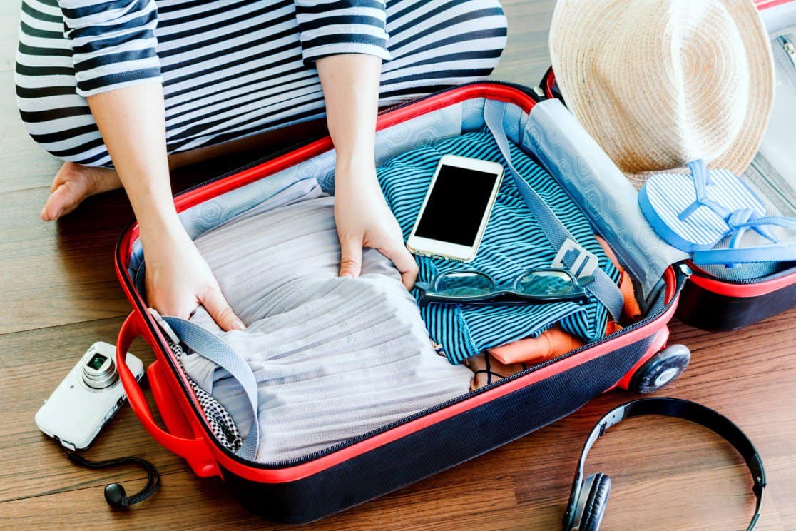 Cara packing barang di koper agar muat banyak. (Foto: Shutterstock)