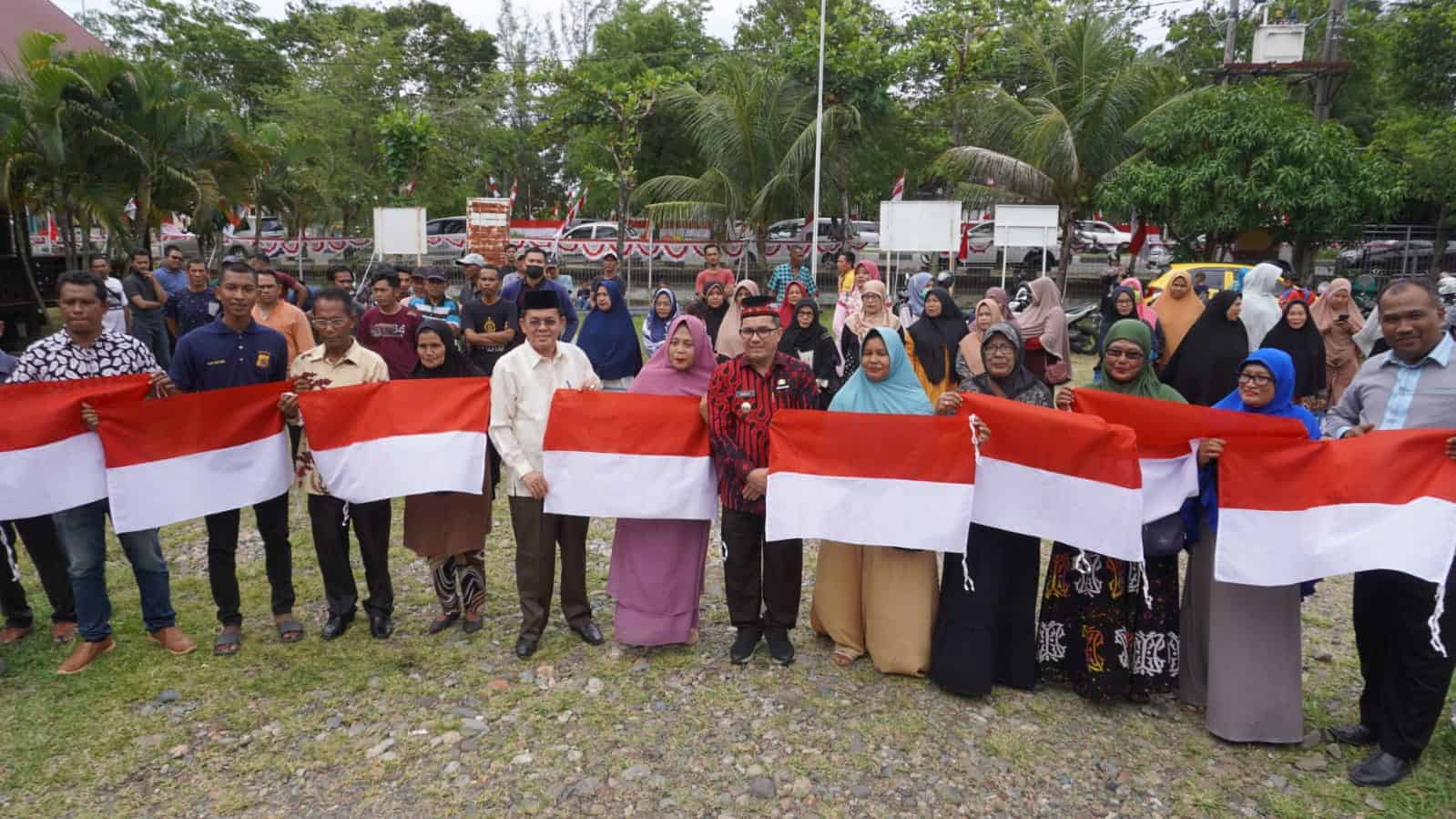 Bakri Siddiq membagikan secara simbolis bendera merah putih di Kantor Kecamatan Meuraxa, Banda Aceh, Jumat (5/8/2022) siang. (Foto: Humas Pemko Banda Aceh)