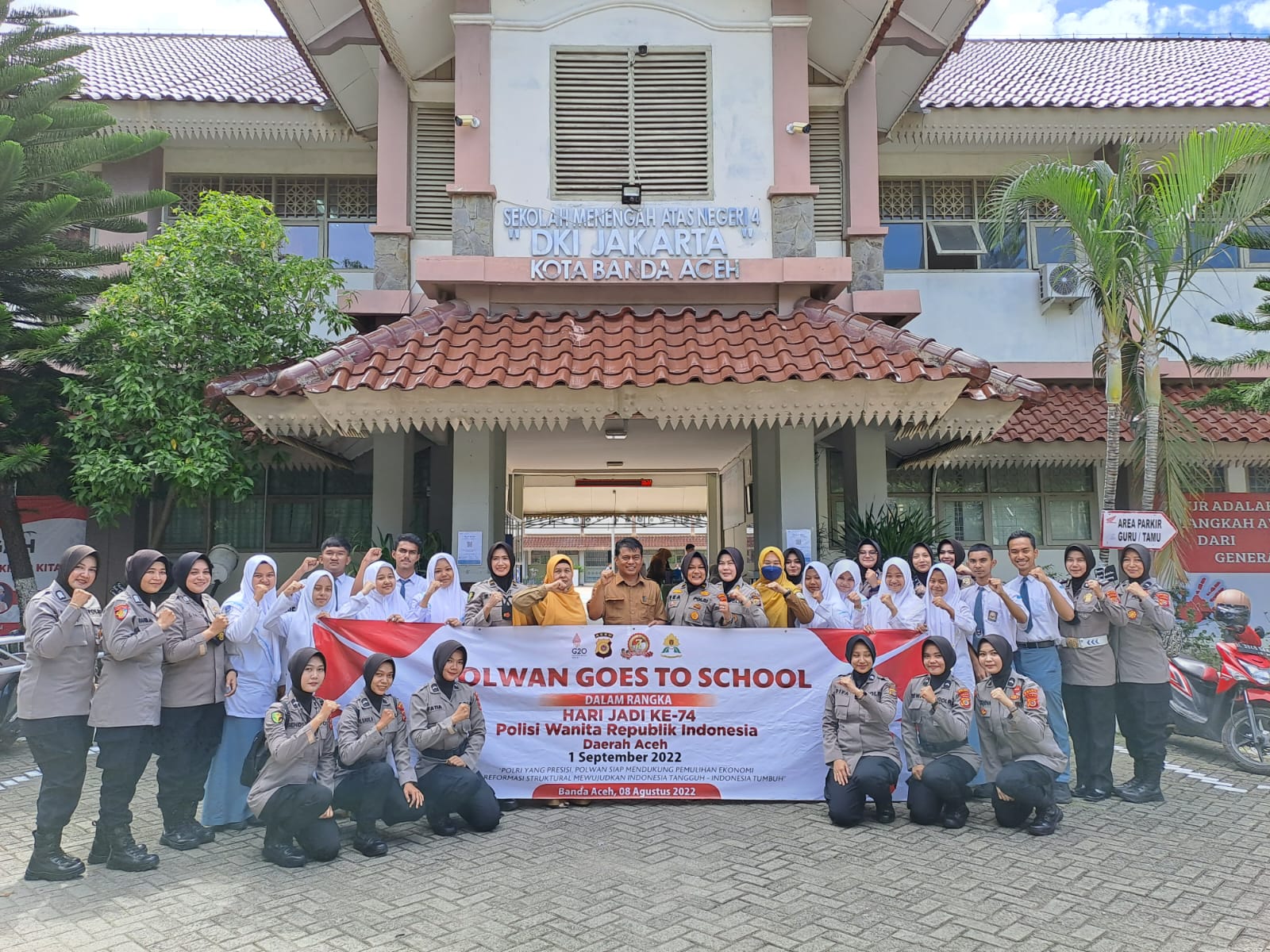 Polwan Polda Aceh berkunjung ke SMA N 4, SMK Telkom, SMP N 6, SMP 2, Pesantren Insafuddin, dan Pesantren Darul Ulum Kota Banda Aceh, Senin, 8 Agustus 2022. (Foto: Ist)