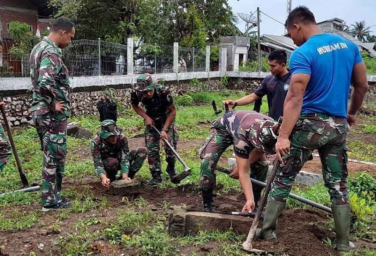 Hubdam IM bersihkan makam ulama pada masa kerajaan Aceh di Deah Gelumpang, Meraxa, Banda Aceh, Jumat (26/8/2022). Foto: Nukilan/Reji