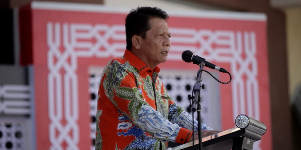 Pj. Gubernur Aceh Achmad Marzuki, memberikan sambutan pada acara Peringatan Hari Damai Aceh ke-17 yang digelar di Taman Ratu Safiatuddin, Banda Aceh, Senin (15/8/2022). Foto: Humprov.