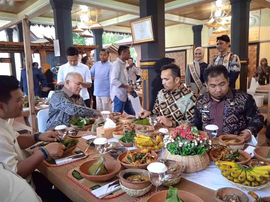 Sekda Aceh, Taqwallah saat mencicipi masakan kuliner khas Aceh Besar di Anjungan Rumah Adat Aceh Besar, Taman Sultanah Ratu Safiatuddin, Banda Aceh, 5 Agustus 2022. (Foto: Nukilan/Wanda)