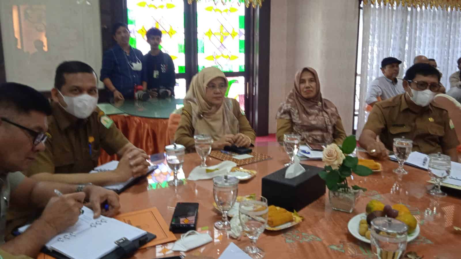 Kepala Distanbun Aceh, Cut Huzaimah (tengah) dan Kepala SKPA lainnya saat menghadiri acara silaturahmi bersama Pj Gubernur Aceh, Achmad Marzuki dan Awak Media di Restoran Pendopo Gubernur Aceh, Senin (8/8/2022).