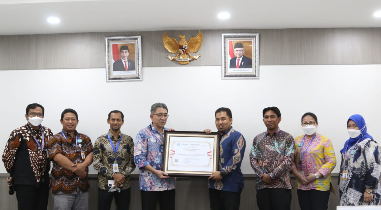 Plt. Kepala Puspeka Kemendikbudristek, Ir. Hendarman, M.Sc, Ph.D saat menyerahkan penghargaan kepada Pj Bupati Aceh Besar, Muhammad Iswanto, SSTP, MM di Ruang Rapat Puspeka, Kompleks Kemendikbudristek, Jakarta, Rabu (10/9/2022). Foto: Ist