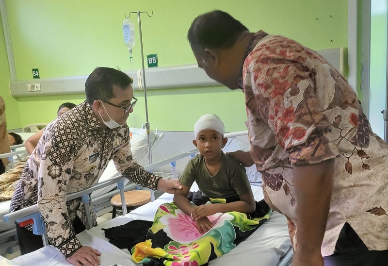 Pj Walikota Banda Aceh, Bakri Sidiq Pj Wali Kota Banda Aceh Bakri Siddiq menjenguk 11 murid di RSUDZA Banda Aceh. (Foto: Humas/Pemko Banda Aceh)