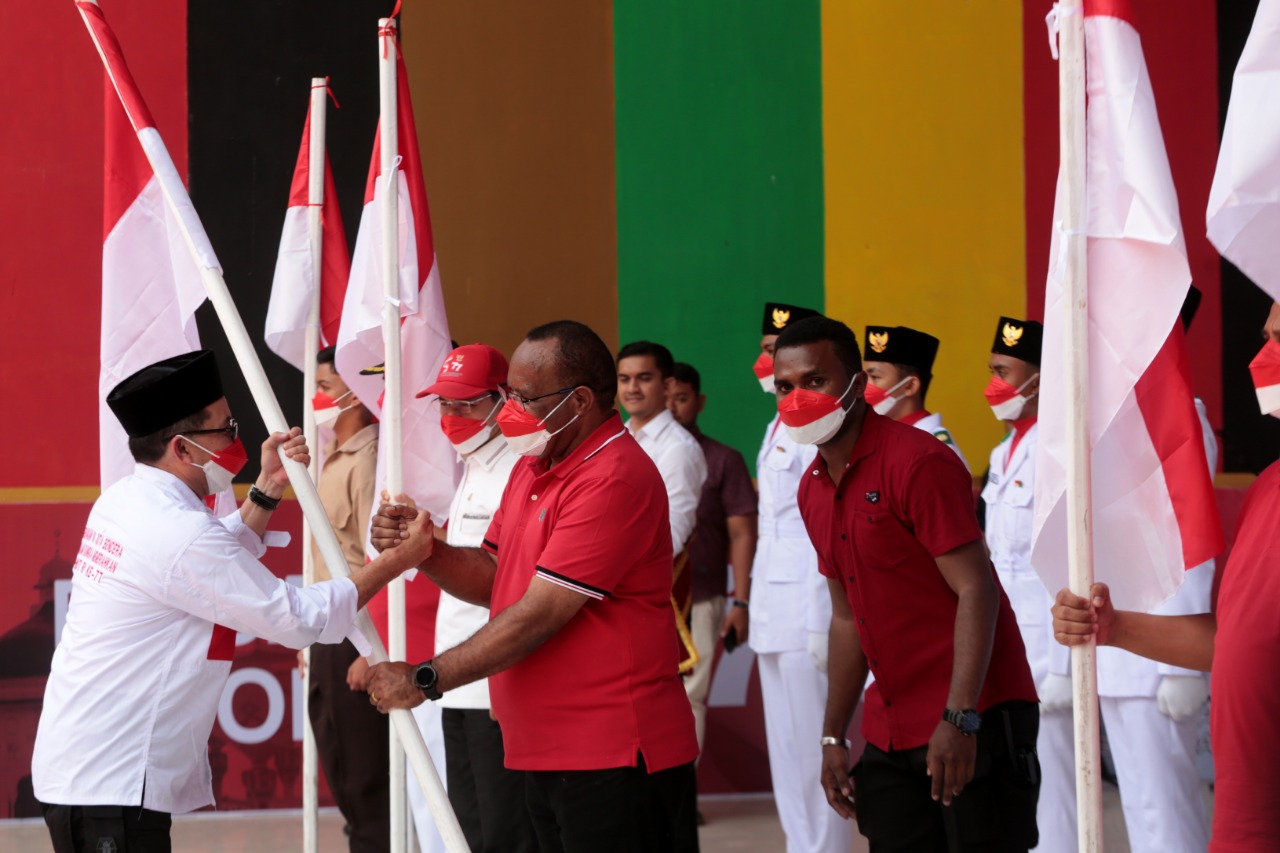Wamendagri, John Wempi Wetipo menyerahkan bendera merah putih secara simbolis kepada Pj Walikota Banda Aceh, Bakri Siddiq di Taman Bustanussalatin, Sabtu (13/8/2022).