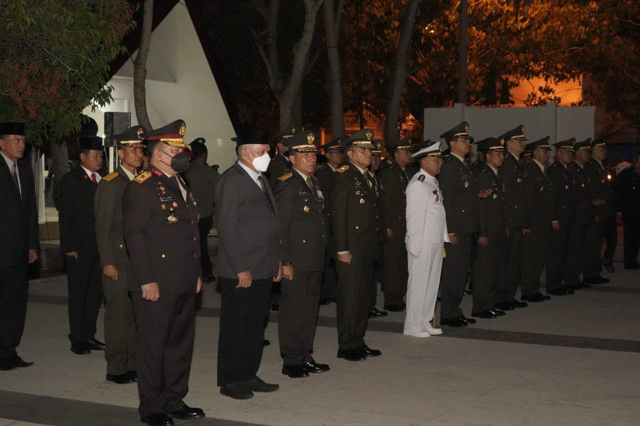 Pangdam IM Hadiri Apel Kehormatan dan Renungan Suci di Taman Makam Pahlawan 