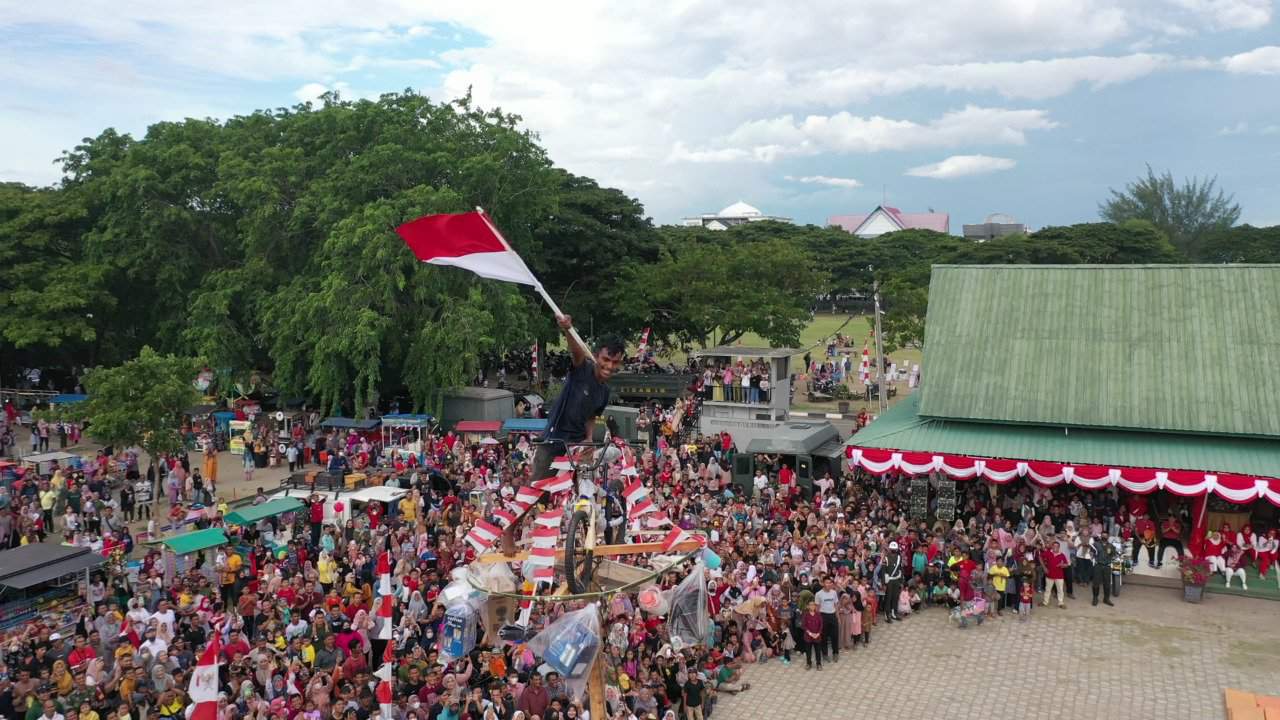 Sambut HUT RI ke-77, Lomba Panjat Pinang di Blang Padang Berlangsung Meriah
