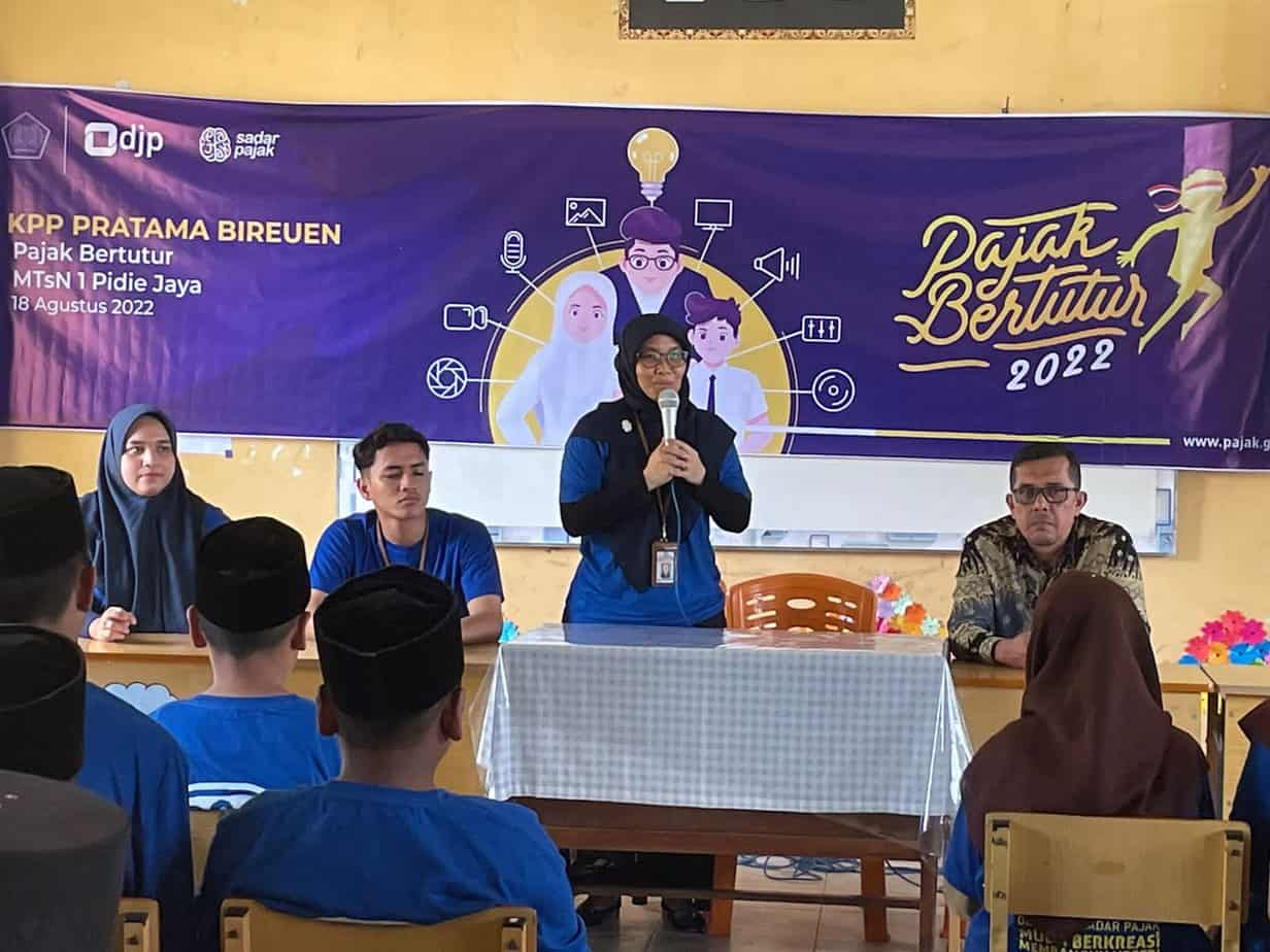 Kepala Seksi Pelayanan Yustinawaty Hasibuan saat membuka kegiatan edukasi tentang pajak dengan nama Pajak Bertutur 2022 di MTsN 1 Pidie Jaya,  Kamis, 18 Agustus 2022. (Foto: Dok. Ist)