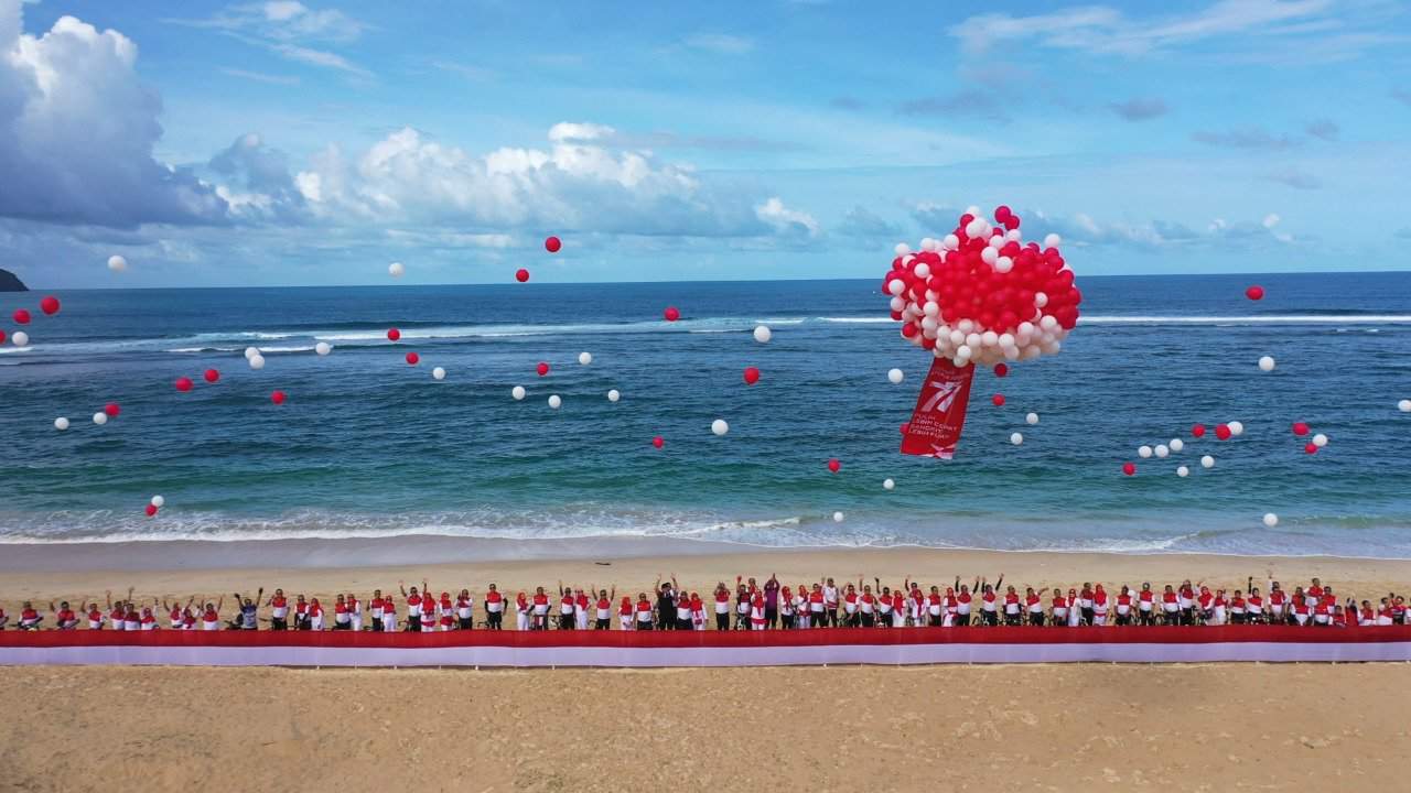 Kodam IM Bentangkan Merah Putih di Pantai Lhoknga Aceh Besar