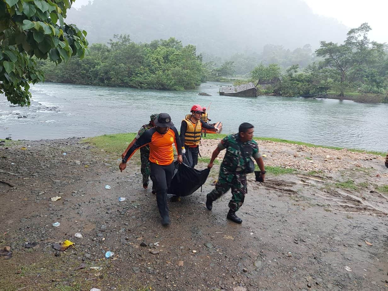 Petugas saat mengevakuasi korban ke-3 atas nama, Darazatul Aulia (Abdya) yang ditemukan pada pukul 8.10 WIB di Sarah, Aceh Besar, Sabtu, 27 Agustus 2022. (Foto: Dok. Ist)