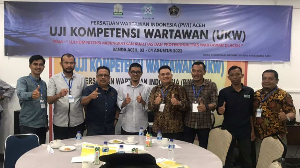 Peserta UKW Angkatan XV jenjang madya foto bersama Ketua PWI Aceh, Nasir Nurdin pada acara penutupan di Hotel Ayani, Banda Aceh, Kamis, 4 Agustus 2022. (Dok PWI Aceh)
