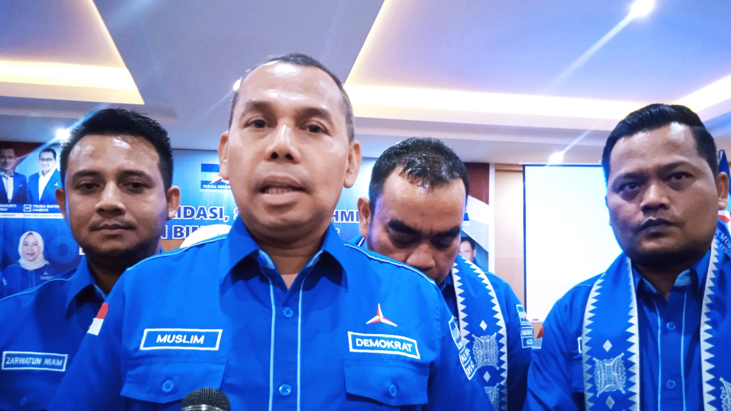 Ketua DPD Demokrat Aceh, Muslim, SHI, MM didampingi Sekretaris, Arif Fadillah, Bendahara, Nurdiansyah Alasta dan Ketua DPC Demokrat Aceh Besar, Zarwatun Niam di acara Konsolidasi bersama Pengurus DPC Aceh Besar di Hotel Madinatul Zahra, Minggu (14/8/2022). Foto: Nukilan/Wanda.
