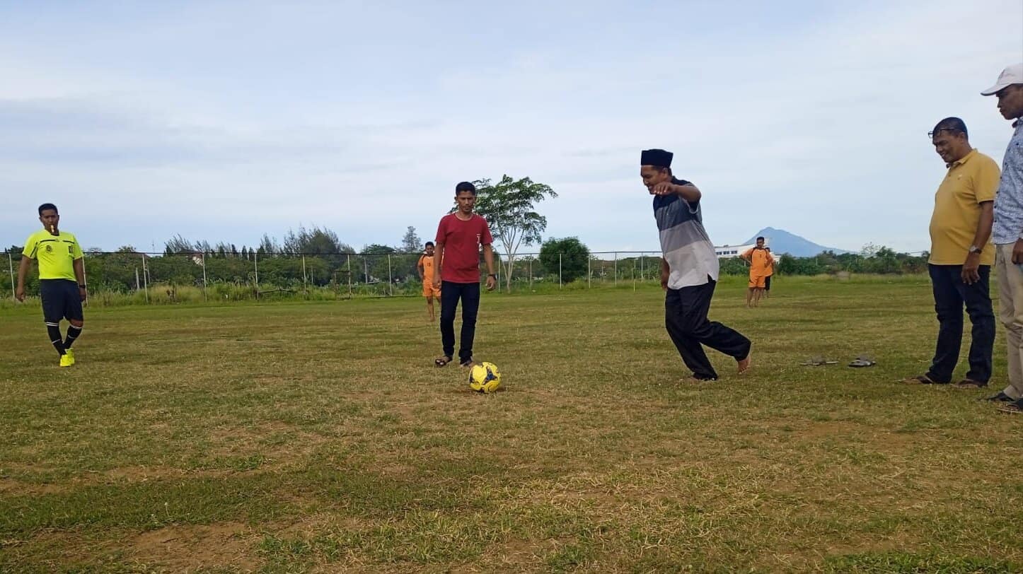 Keuchik Gampong Meunasah Papeun, Hasan Basri, S.Pd saat melakukan tendangan pertama turnamen sepak bola antar dusun di Lapangan Matador FC, Senin (22/8/2022).
