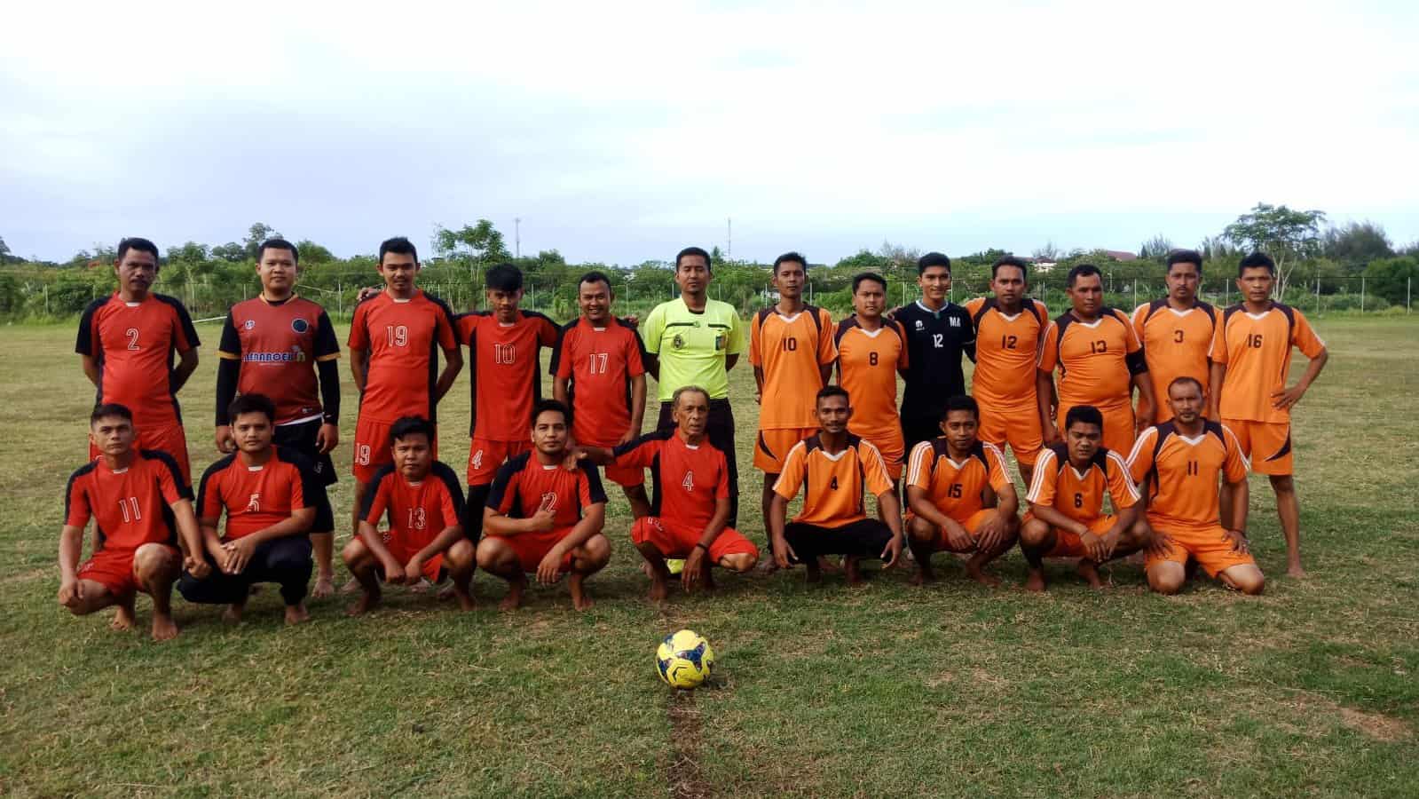 Tim kesebelasan Dusun Lampee (kanan) dan Tim Dusun Ujong Blang (kiri) saat melakukan sesi foto bersama sebelum bertanding di Lapangan Matador, Gampong Meunasah Papeun, Aceh Besar, Senin (22/8/2022).
