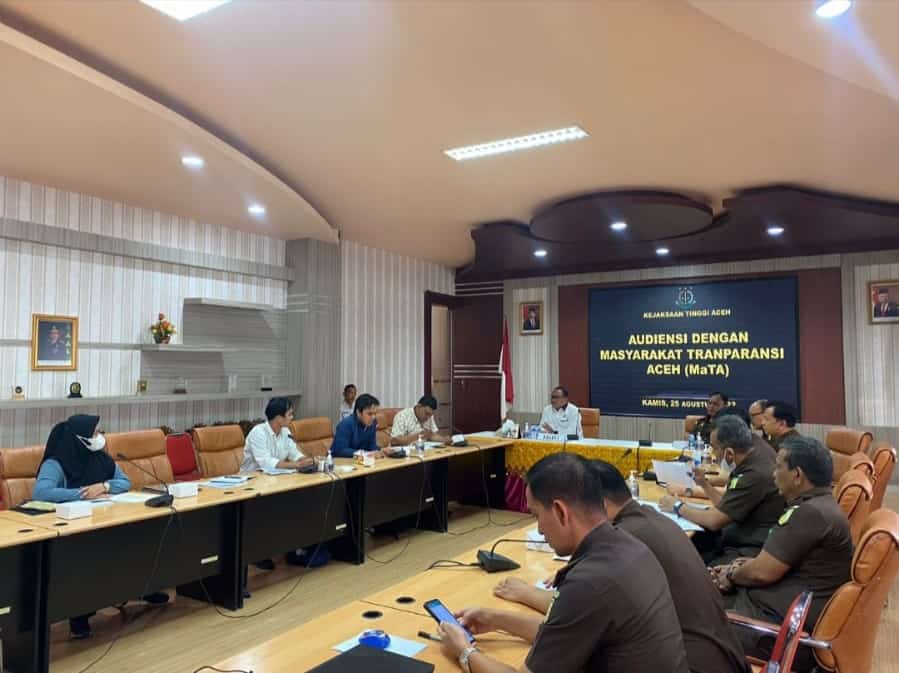 MaTA dan ICW saat melakukan audiensi dengan Kajati Aceh, Bambang Bachtiar, Kamis (25/8/2022). Foto: Ist.