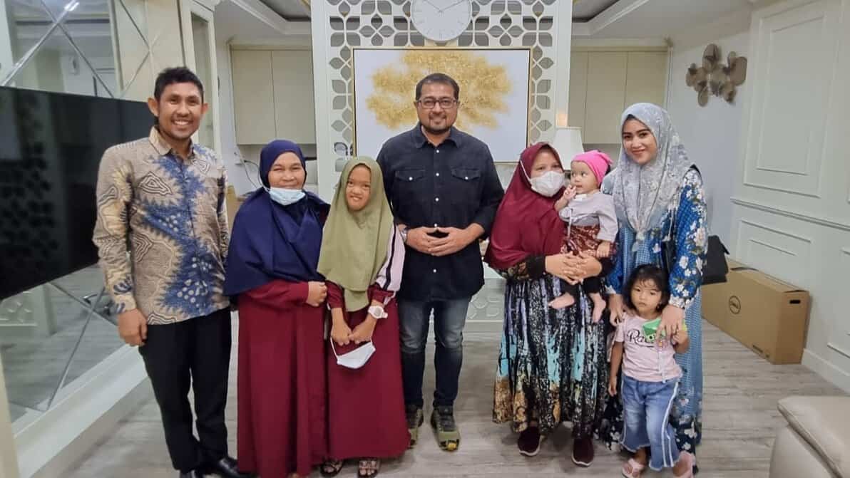 Anggota DPR-RI, Teuku Riefky Harsya (tengah) didamping Tenaga Ahli, Aidil Mashendra (kiri) saat mengantar kepulangan anak penderita bocor jantung bersama keluarga di Jakarta, Minggu (28/8) 2022).