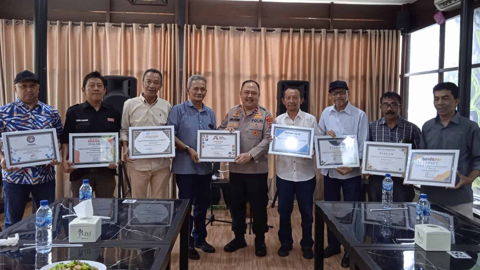Para CEO media saat melakukan sesi foto bersama usai menyerahkan piagam penghargaan kepada Wakapolda Aceh, Brigjen Pol. Agus Kurniady Sutisna, MM, MH. (Foto: Nukilan/Wanda)
