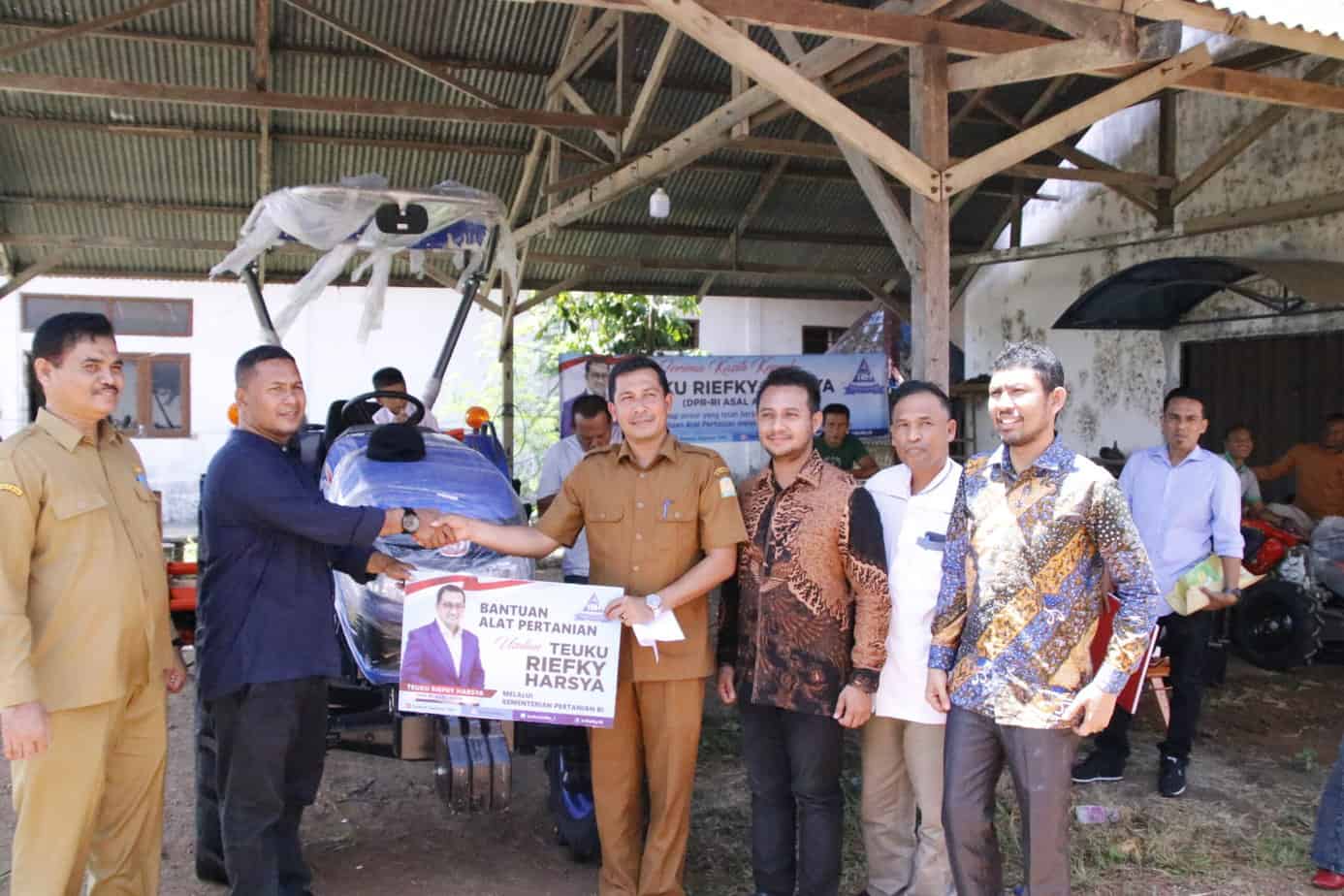 7 Kelompok Tani di Aceh Besar Terima Alat Tani dari Teuku Riefky Harsya
