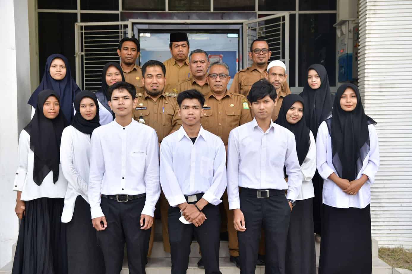 Penjabat Bupati Aceh Besar Muhammad Iswanto, S.STP MM melakukan silaturahmi dan pelepasan mahasiswa penerima beasiswa D3 Program Aceh Carong untuk keluarga miskin dan korban konflik tahun 2022 di Aula Dekranas, Gampong Gani, Kecamatan Ingin Jaya, Selasa siang (23/8/2022). Foto Bagian Prokopim Setdakab Aceh Besar