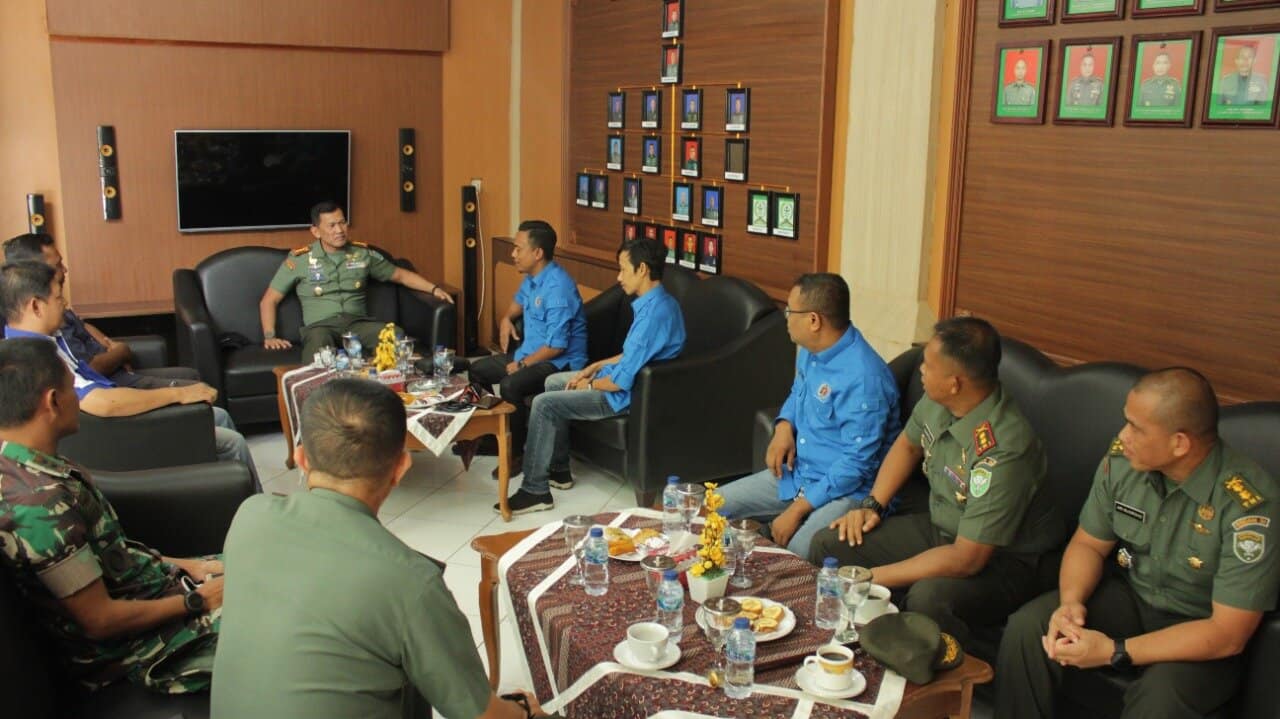 Pengurus PWI Aceh Besar saat melakukan silaturahmi dengan Komandan Rindam Iskandar Muda (Danrindam IM) Kolonel Inf Kristomei Sianturi, Kamis (18/8/2022). Foto: Ist.