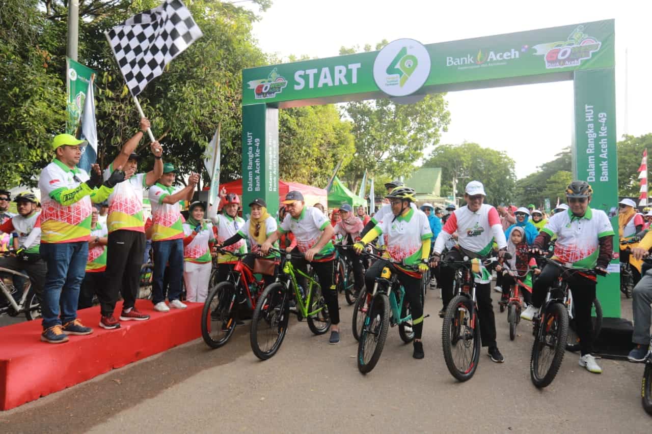 Pangdam Iskandar Muda, Mayjen TNI Muhammad Hasan, didampingi Direktur Dana dan Jasa Bank Aceh, Amal Hasan, dan Direktur Kepatuhan, Yusmaldiansyah melepas peserta Gowess Action Bank Aceh, di Lapangan Blang Padang, Banda Aceh, Minggu, (28/08/2022). Foto: Humas Bank Aceh.
