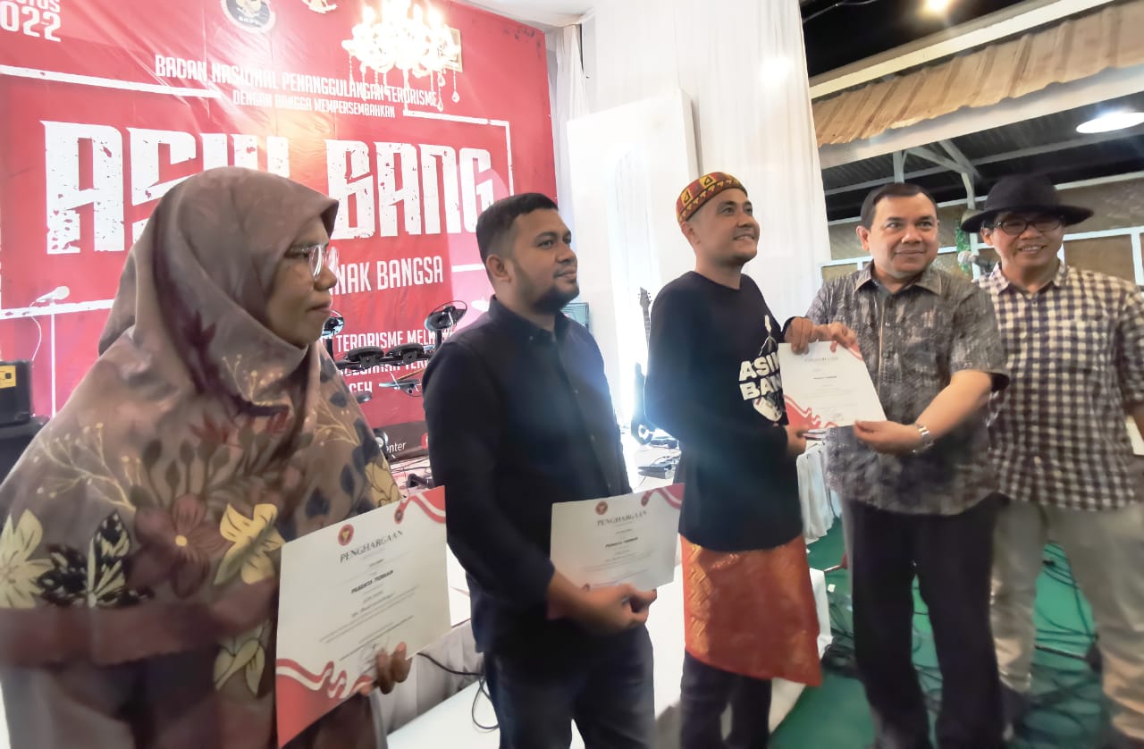 Band Padubawa menerima penghargaan nominasi I dari BNPT yang diserahkan Kaban Kesbangpol Aceh Mahdi Efendi. (Foto: js)