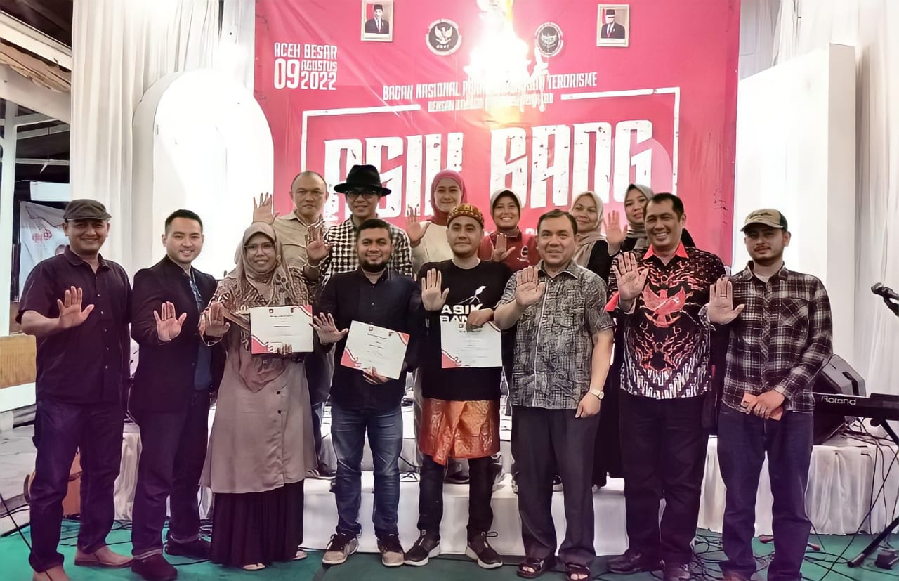 Auditor Ahli Muda BNPT Mohammad Nuhwana Saputra (2 dari kiri)  berpose bersama pada acara ASIK BANG di banda Aceh. (Foto: Nukilan.id)