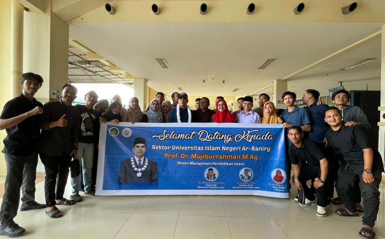 Ketua HMPS-PFS dan MPI Sambut Kedatangan Rektor UIN Ar-Raniry di Bandara Sultan Iskandar Muda. (Foto: Nukilan/Reji)
