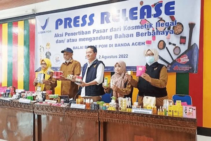 Petugas BBPOM di Banda Aceh memperlihatkan kosmetik ilegal dan mengandung bahan berbahaya di Banda Aceh, Selasa (2/8/2022). ANTARA/HO