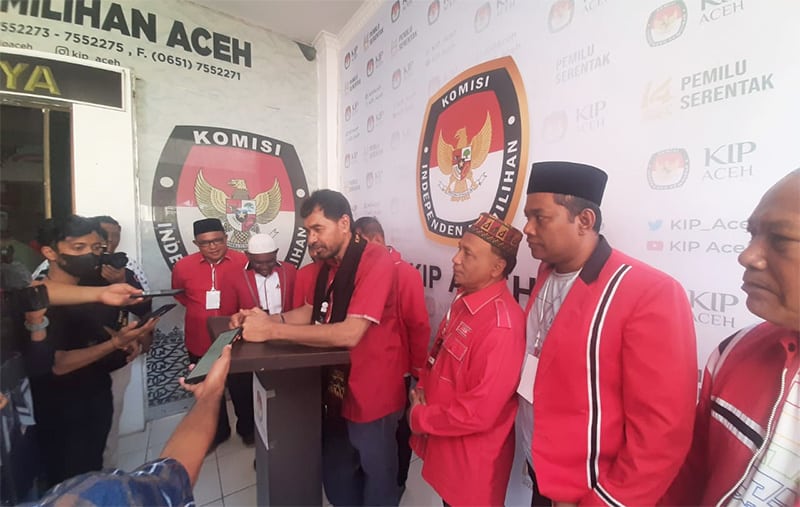 Mualem saat konferensi Pers di Kantor KIP Aceh. (Nukilan.id)