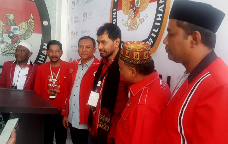 Ketua PA Muzakir Manaf bersama pengurus PA di Kantor KIP Aceh. (Nukilan.id)