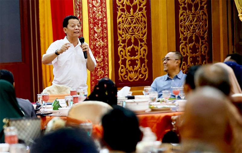 Pj Gubernur Achmad Marzuki saat bertemu dengan elemen sipil Aceh. (Foto:ist.)