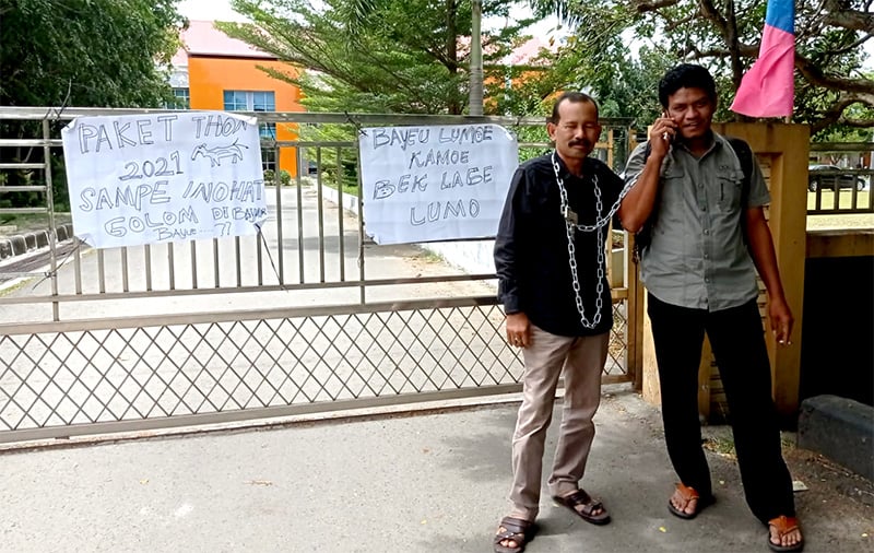 Aksi tempel poster di Pagar halaman Disnak Aceh. (Foto: Nukilan.id)