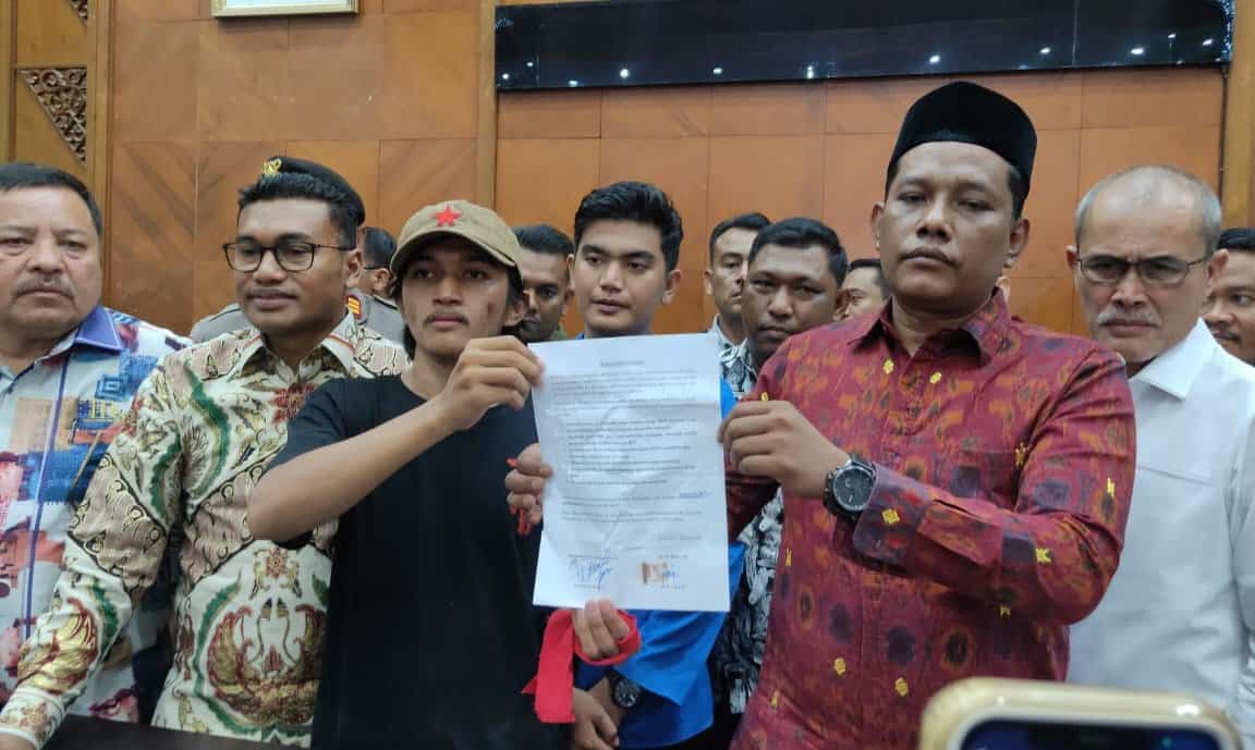 Ketua DPRA Saiful Bahri menandatangani surat pernyataan aspirasi mahasiswa. (Foto: Nukilan/Reji)