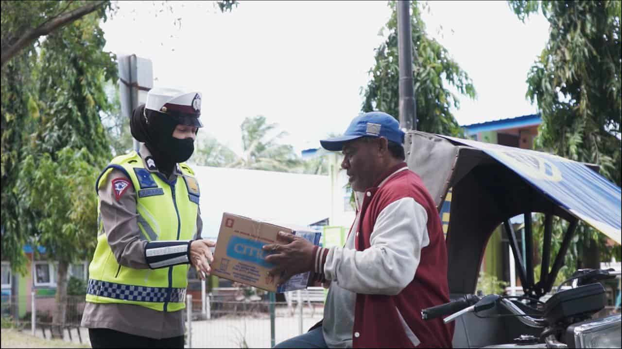 HUT Ke-76 Bhayangkara Lalu Lintas, DitLantas Polda Aceh Gelar Baksos di Jalanan