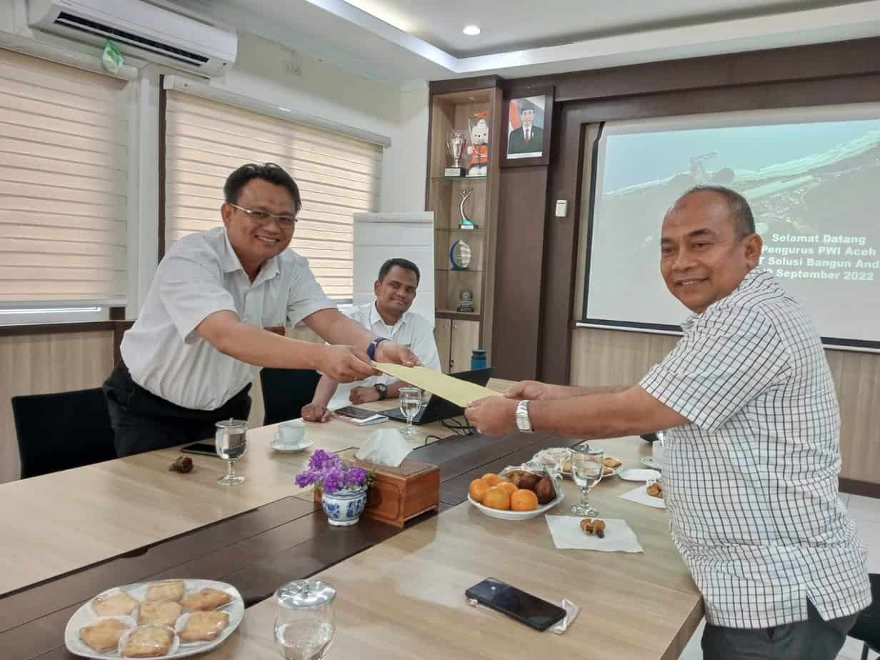 Wakil Ketua PWI Aceh Bidang Pembelaan Wartawan, Azhari (kanan) menyerahkan proposal permohonan dukungan untuk Porwanas 2022 kepada Caretaker GM PT Solusi Bangun Andalas (SBA), Anwar Bakti pada pertemuan antara Pengurus PWI Aceh dengan pimpinan PT SBA di Lhoknga, Selasa, 20 September 2022. (Dok PWI Aceh).