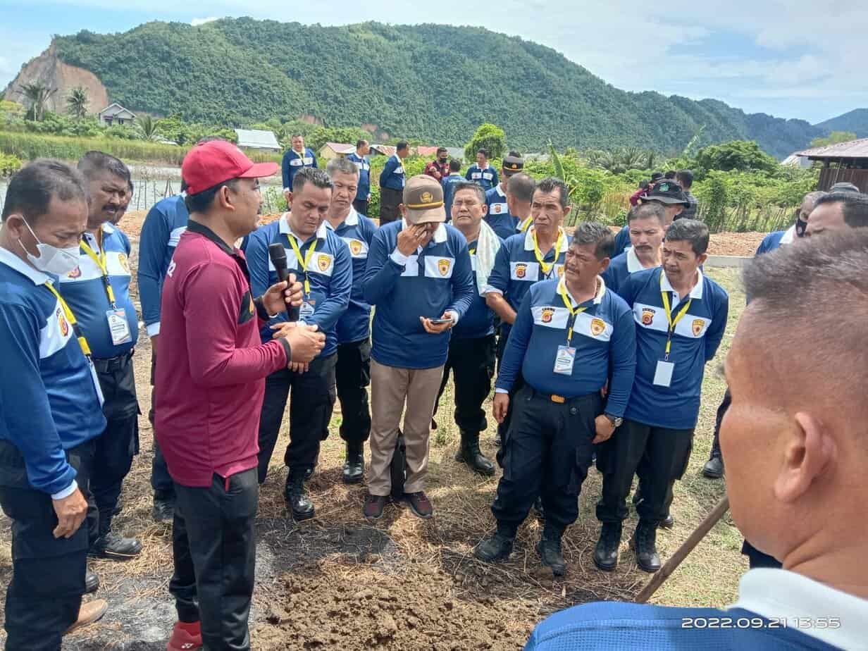 Tokoh Pertanian Aceh, Muslahuddin Daud saat memberikan materi dan praktik ilmu pertanian kepada personel Polda Aceh yang akan memasuki usia pensiun. (Foto: Dok. Ist)
