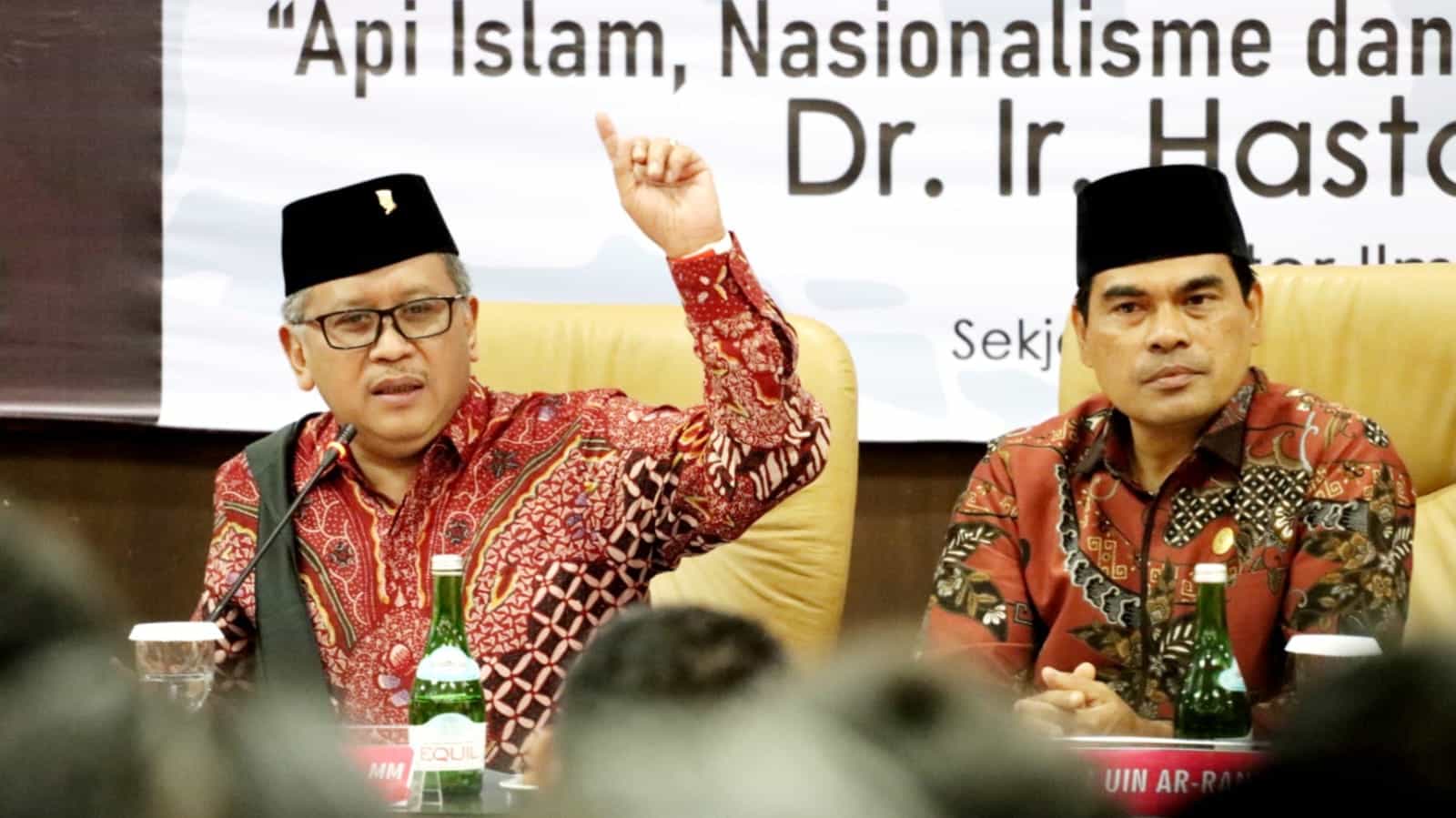 Tokoh Nasional, Dr. Hasto Kristiyanto didampingi Rektor UIN Ar Raniry Prof. Dr. Mujiburrahman saat melakukan silaturrahmi nasional dan kuliah umum di Aula Kampus Universitas Islam Negeri (UIN) Ar Raniry Banda Aceh, Jumat (23/9/2022).