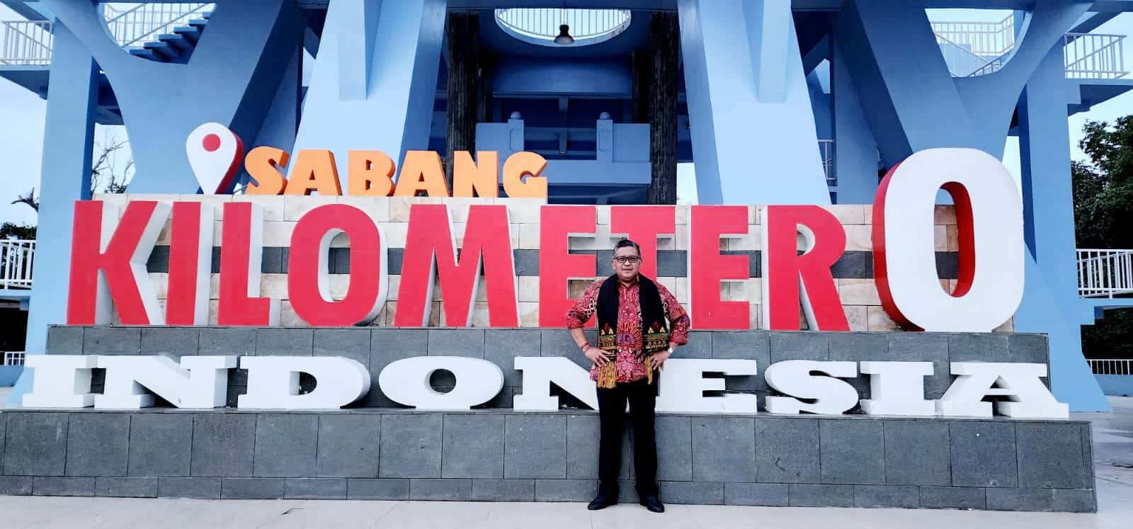 Sekretaris Jenderal PDIP Hasto Kristiyanto saat melakukan sesi foto di depan tugu Kilometer Nol Indonesia, Sabang, Provinsi Aceh, Jum'at (23/9/2022). Foto: Dok. Ist.