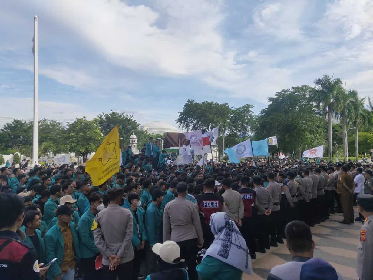 Tolak Kenaikan BBM, Mahasiswa USK Gelar Aksi Demo di Kantor Gubernur Aceh