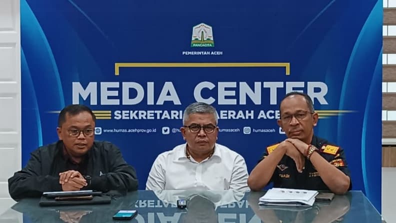Sekda Aceh, Bustami Hamzah, bersama Kepala Bank Indonesia Perwakilan Aceh, Achris Sarwani, Kepala Kanwil Bea Cukai Aceh, Safuadi, mengelar kompres terkait subsidi dan kompensasi tepat sasaran dan berkeadilan di Aceh dampak dari kenaikan BBM, di Media Center Biro Adpim Sekda Aceh, Kamis (8/9/2022). (Foto: Humas Aceh)